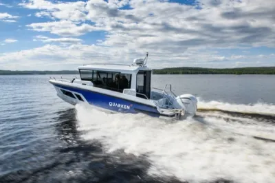 boot met cabine vaart op open water