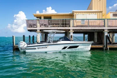 Motorboot aangemeerd bij houten steiger