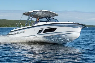 motorboot varend op open water