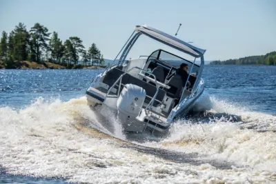 boot vaart op water met achteraanzicht