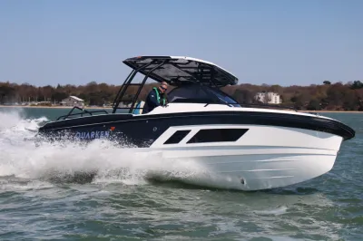 motorboot varend op open water