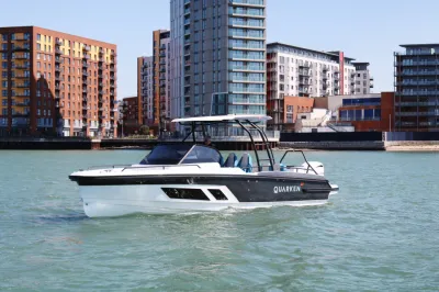 motorboot op het water met gebouwen op achtergrond