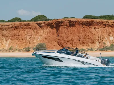 motorboot op zee bij rotskust