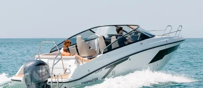 Motorboot op zee met twee personen