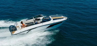 snelvarende motorboot op open zee