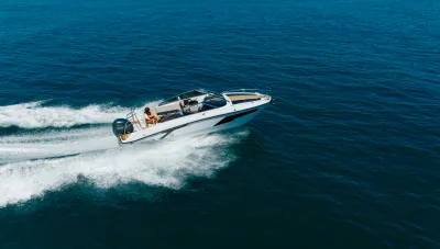 motorboot op open water met wake