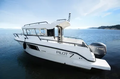 motorboot op rustig water met horizon