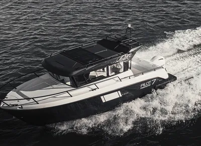 motorboot vaart op open water