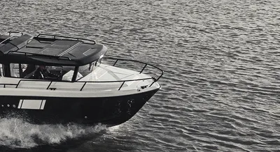 Motorboot vaart over open water