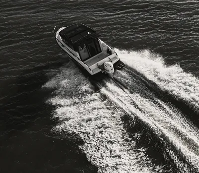 motorboot op open water met wake