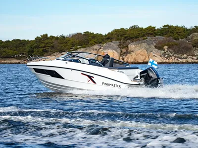 motorboot op zee bij rotsachtige kust