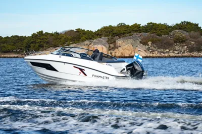 motorboot op zee bij rotsachtige kust