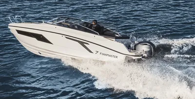snelboot op zee met opspattend water