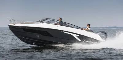 motorboot op zee met twee personen
