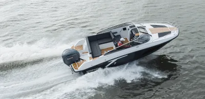 motorboot varend op water