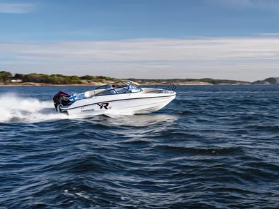 Boot vaart op zee bij kust