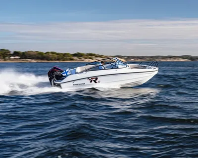 Boot vaart op zee bij kust
