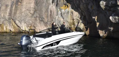 motorboot bij rotswand en water