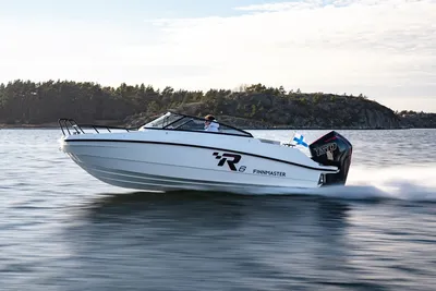 motorboot op het water bij rotsachtige kust
