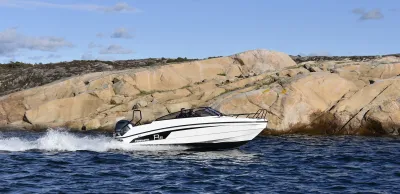 motorboot op zee bij rotsachtige kust