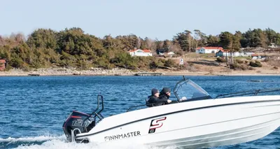 motorboot op open water bij kust