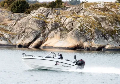 boot op water voor rotsachtige kust