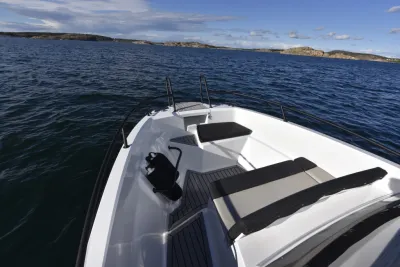 voorkant van boot op open water