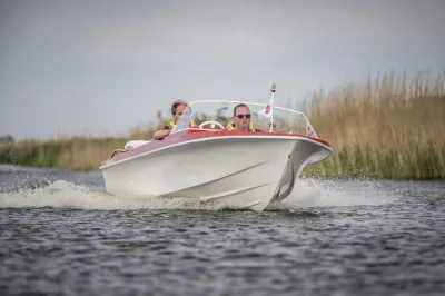 snelboot op binnenwater met rietkraag