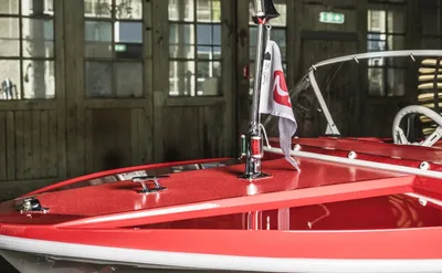 voorkant van rode boot in hal