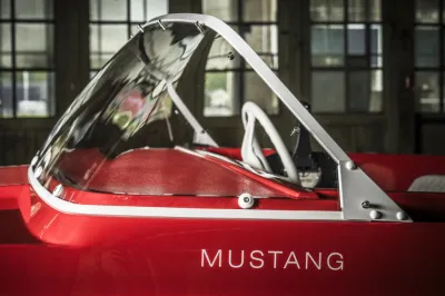 rood boegdeel met windscherm en stuur