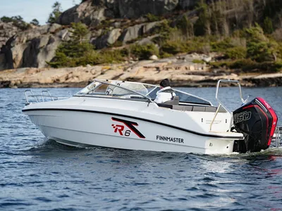 motorboot op water bij rotsachtige kust