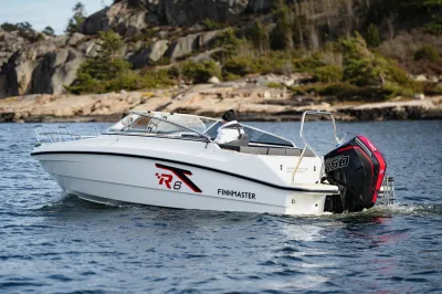motorboot op water bij rotsachtige kust