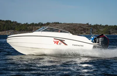 motorboot varend langs kust