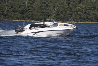 speedboot op open water met bestuurder