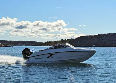 open motorboot varend op zee