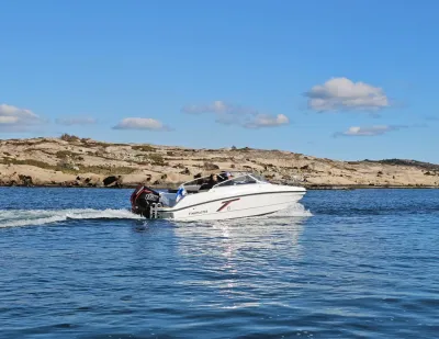 snelboot op water bij rotsachtige kust