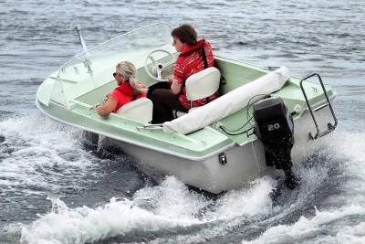 twee mensen in een kleine groene motorboot