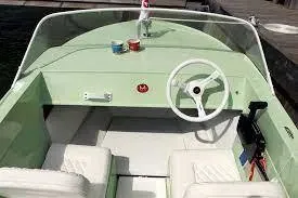 lichtgroene bootcockpit met stuur en zitplaatsen