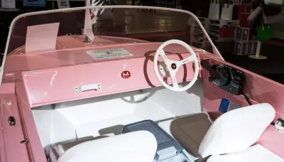 interieur van kleine roze boot