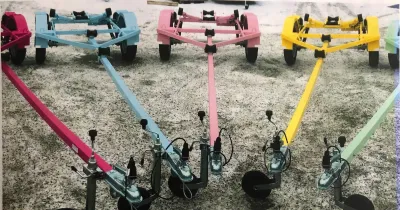 kleurrijke boottrailers op grind