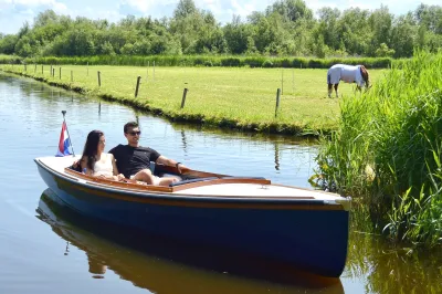 twee personen in een boot op een kanaal