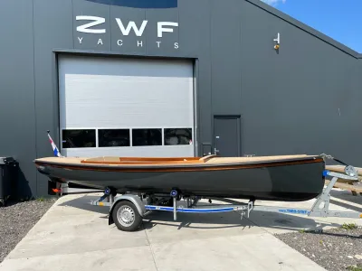 sloep op trailer voor loods