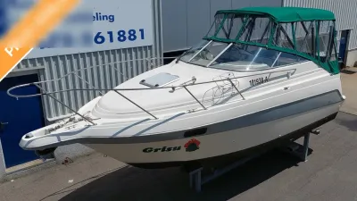 motorboot op bok bij showroom