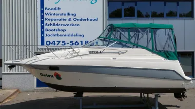 motorboot buiten op stellingen bij showroom