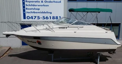 motorboot op bokken naast bedrijfsgebouw