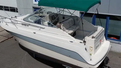 witte motorboot op trailer bij showroom