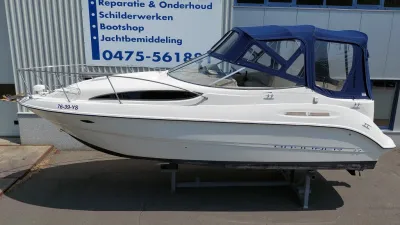 sportcruiser op bok voor bedrijfsgebouw