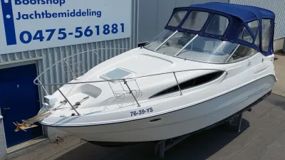 motorboot bij showroom op trailer