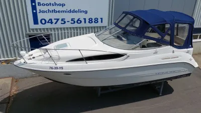 sportcruiser op bok voor bedrijfspand