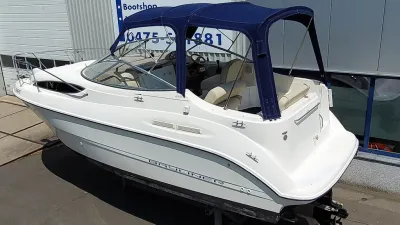 witte sportcruiser op trailer bij showroom